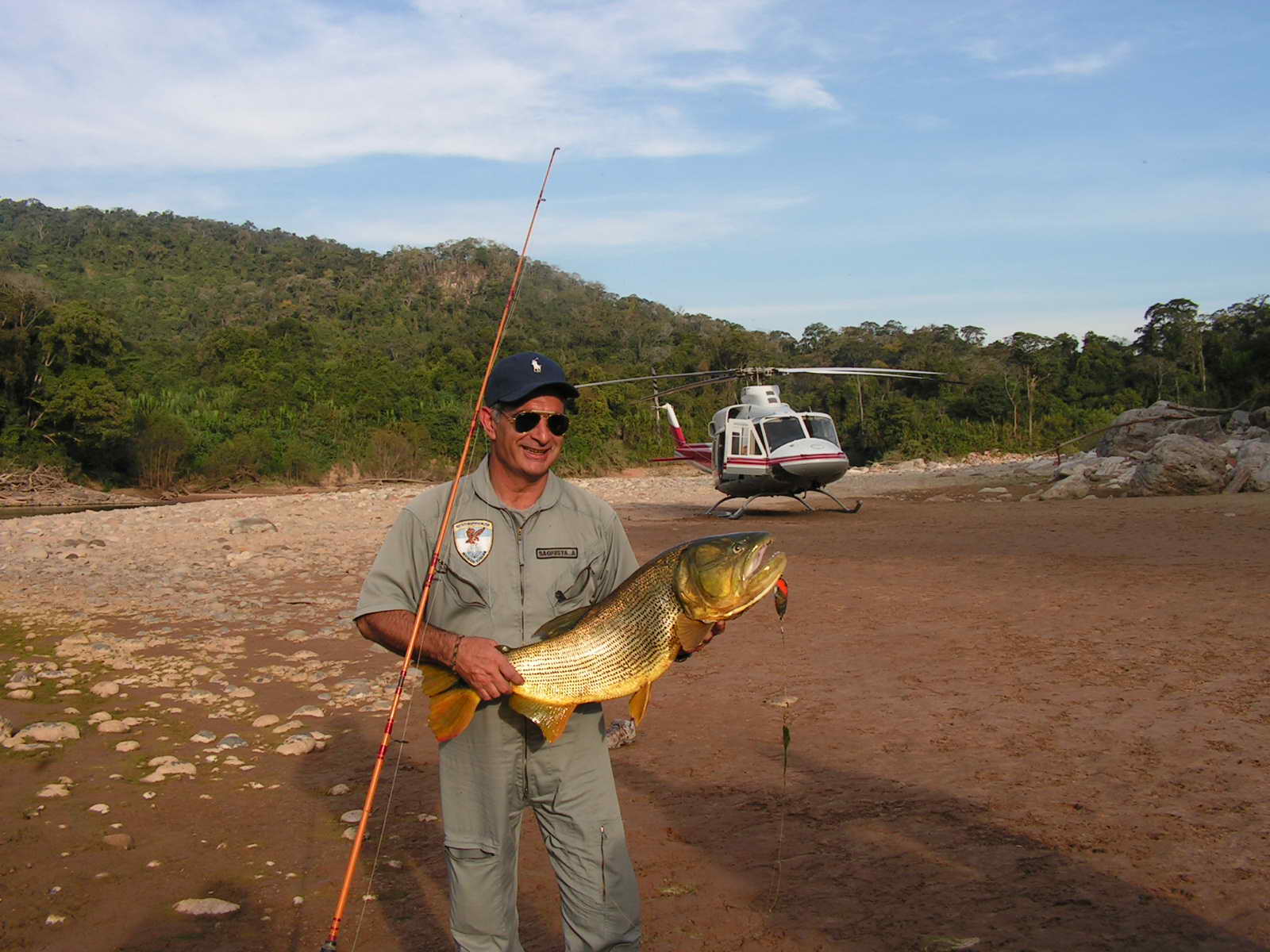 Juan Carlos Romero en viaje de pesca utilizando el helicoptero del 911