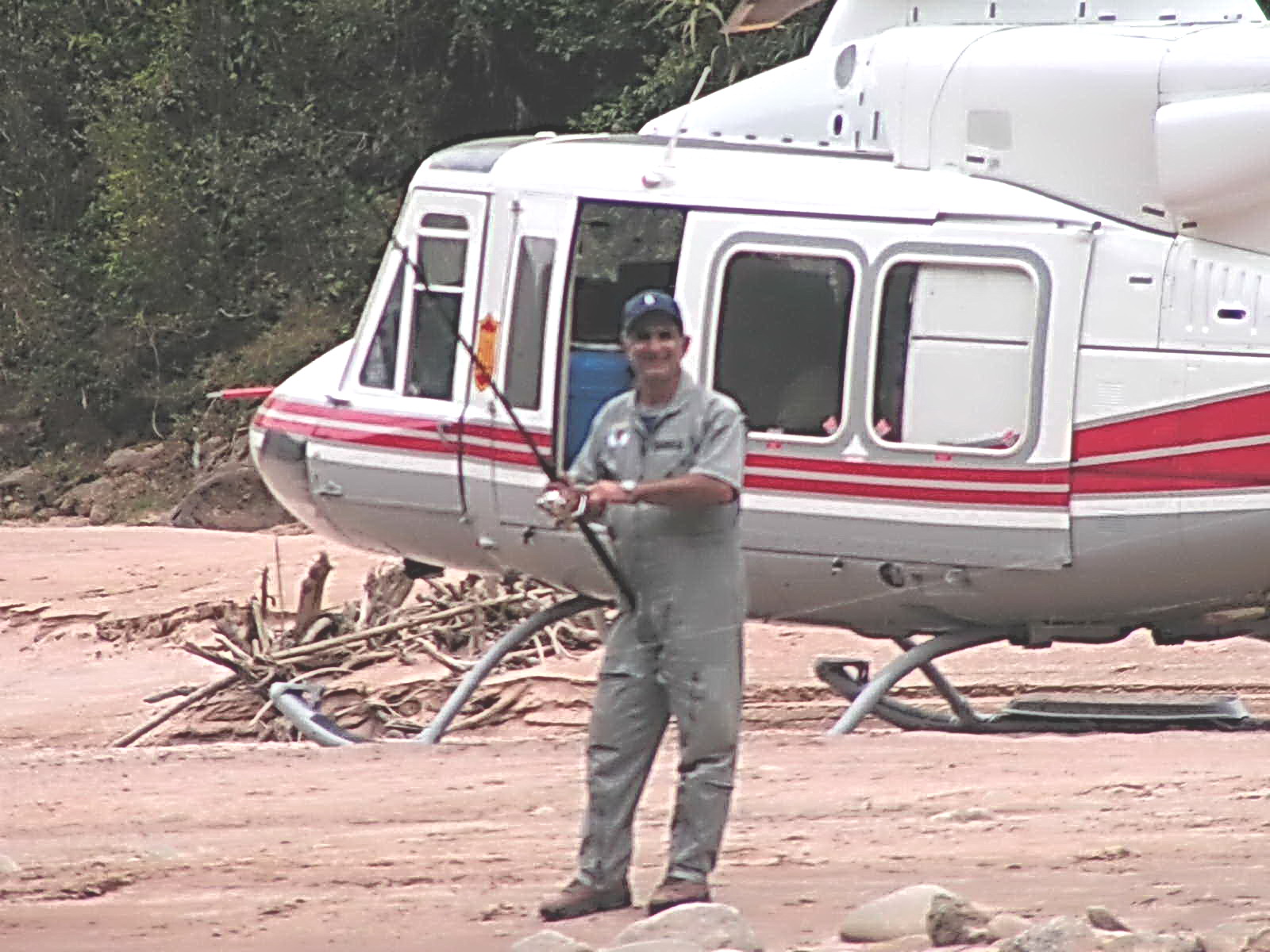 Juan Carlos Romero en viaje de pesca utilizando el helicoptero del 911
