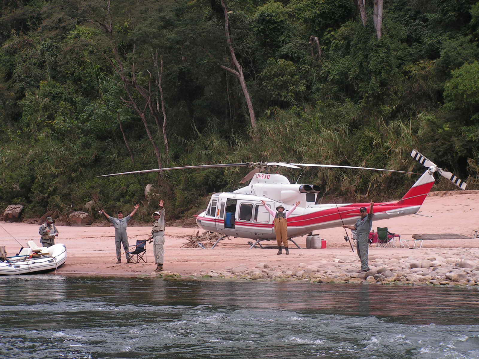 Juan Carlos Romero en viaje de pesca utilizando el helicoptero del 911